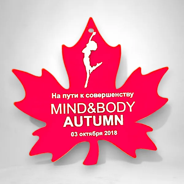 Фигурная медаль из акрила с глубокой гравировкой и затиркой краски