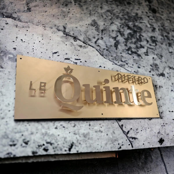 Металлическая вывеска из латуни 1500х500 мм. Зеркальные элементы