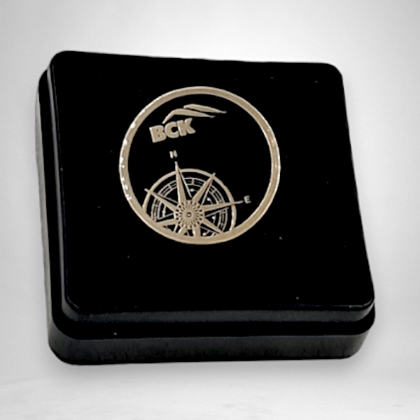 Памятные значки из латуни с гравировкой и эмалью