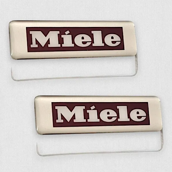 Бейджики для сотрудников Miele алюминий с УФ-печатью и полимерной заливкой Бейджики для сотрудников Miele алюминий с УФ-печатью и полимерной заливкой