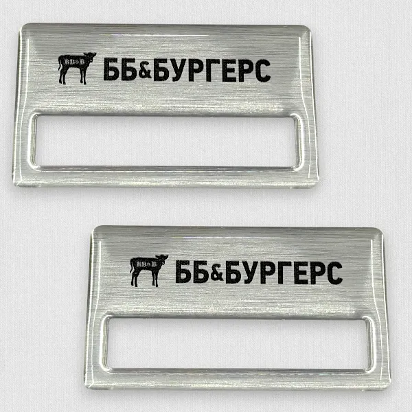 Бейдж на заказ из алюминия с УФ-печатью и полимерной смолой Бейдж на заказ из алюминия с УФ-печатью и полимерной смолой